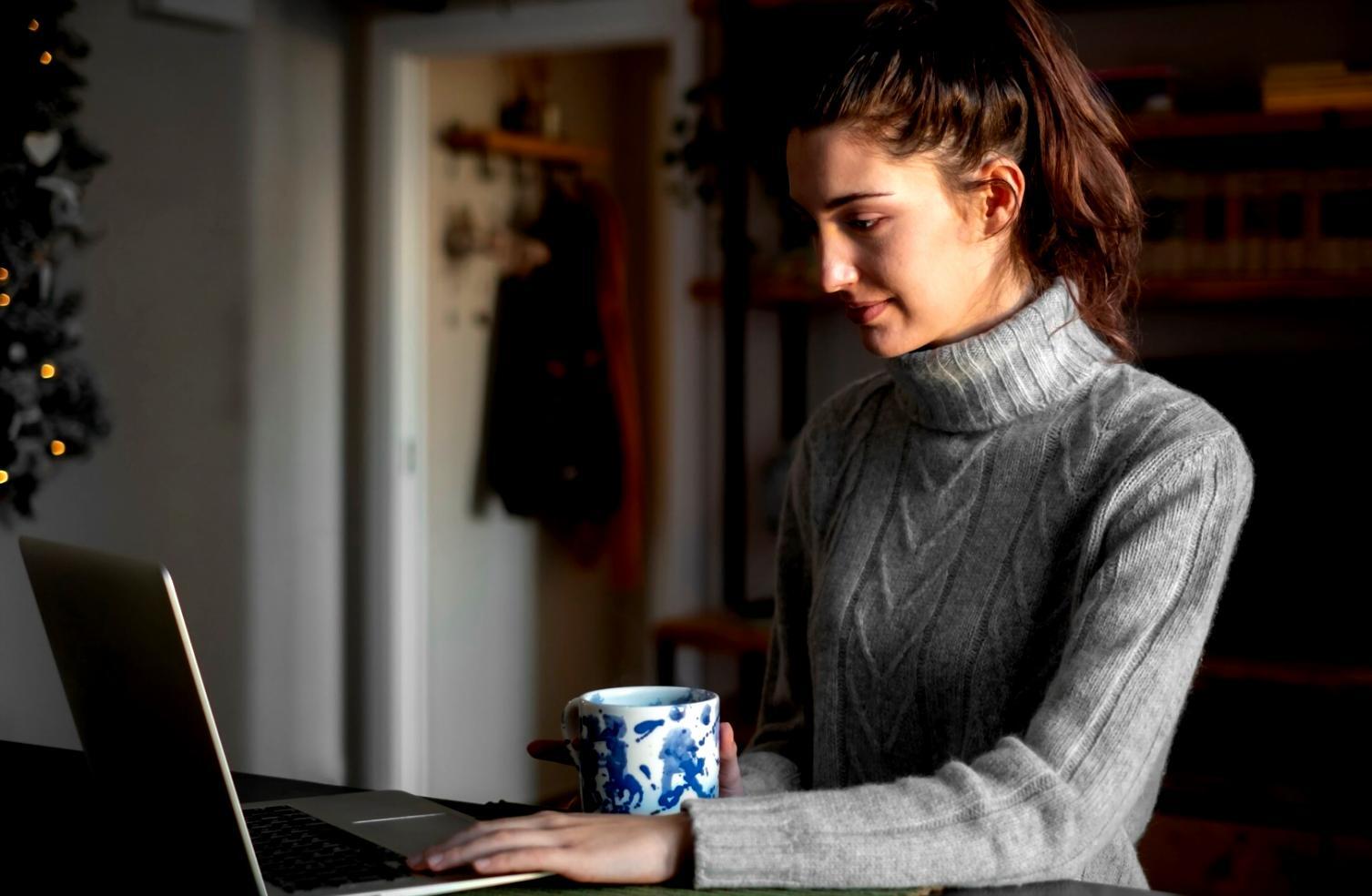 Ambiente moderno de aprendizagem financeira com tecnologia avançada